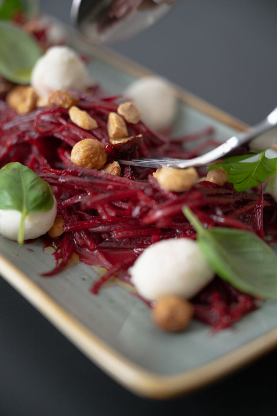 Das Bild zeigt eine Beetroot Bufala. Das Gericht ist Bestandteil des Bio-Buffets auf dem Tollwood Winterfestival, welches man exklusiv für Weihnachtsfeiern im Hexenkessel buchen kann