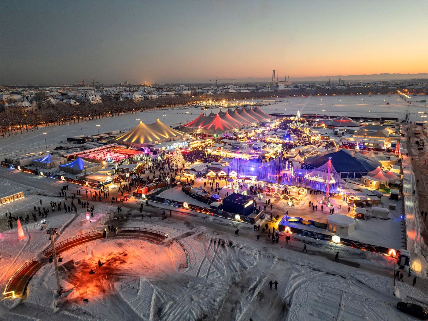 Die perfekte Location für eine Weihnachtsfeier ist das Tollwood Winterfestival auf der Münchner Theresienwiese