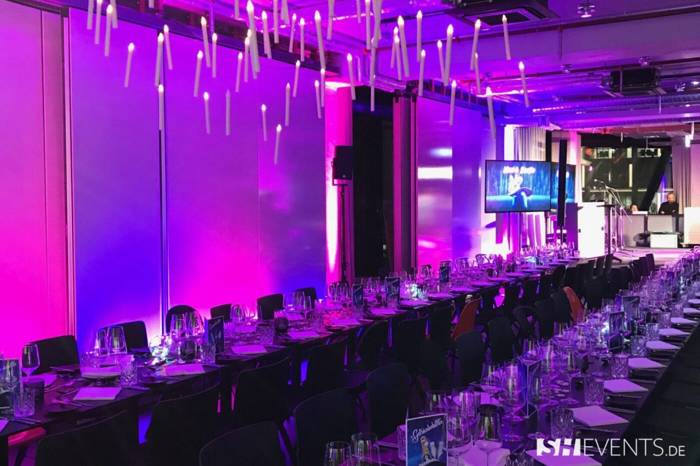 Exklusive Eventlocation in München mit festlich gedeckten Tafeln und moderner Beleuchtung – eine der besten Ideen für ihre Weihnachtsfeier 2025.