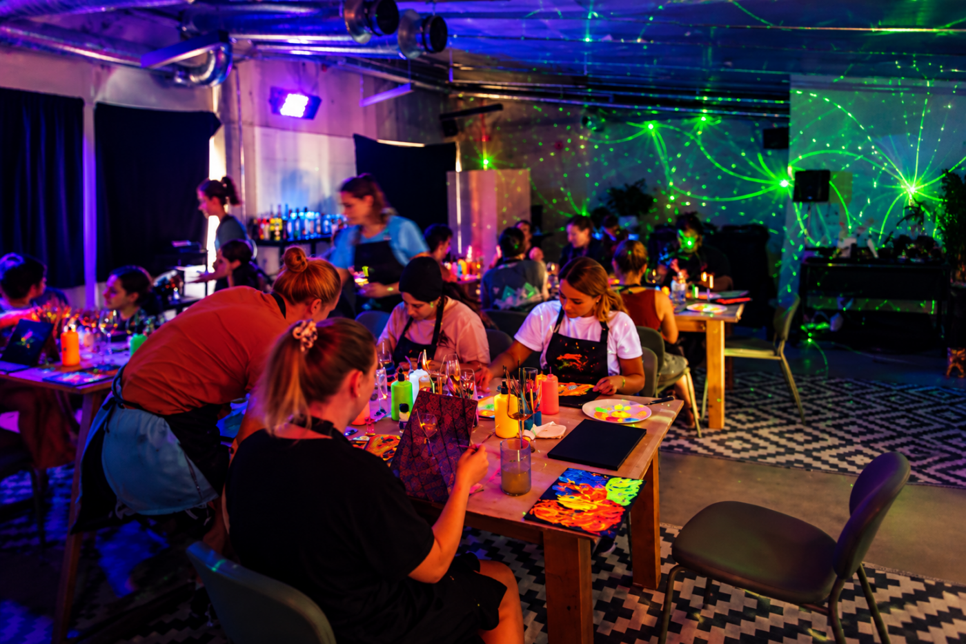 Kreative Weihnachtsfeier München 2026: Neon, Beats & Workshops fürs Team