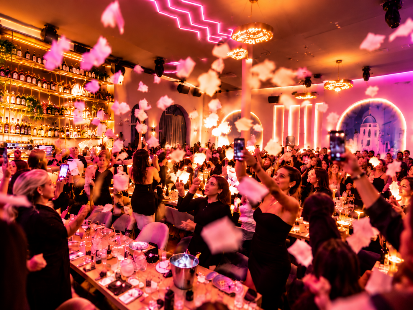 Dinner und Party im Santorini-Flair