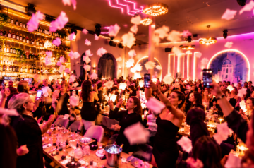 Weihnachtsfeier im Kymata München mit ausgelassener Partystimmung, vielen Gästen, stimmungsvoller Beleuchtung und spektakulären Showeffekten.